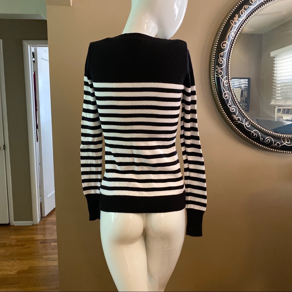 Express Sweater 🖤🤍 - Picture 2 of 7